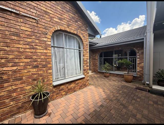 5 BEDROOM HOUSE FOR SALE IN VANDERBIJLPARK SE 3